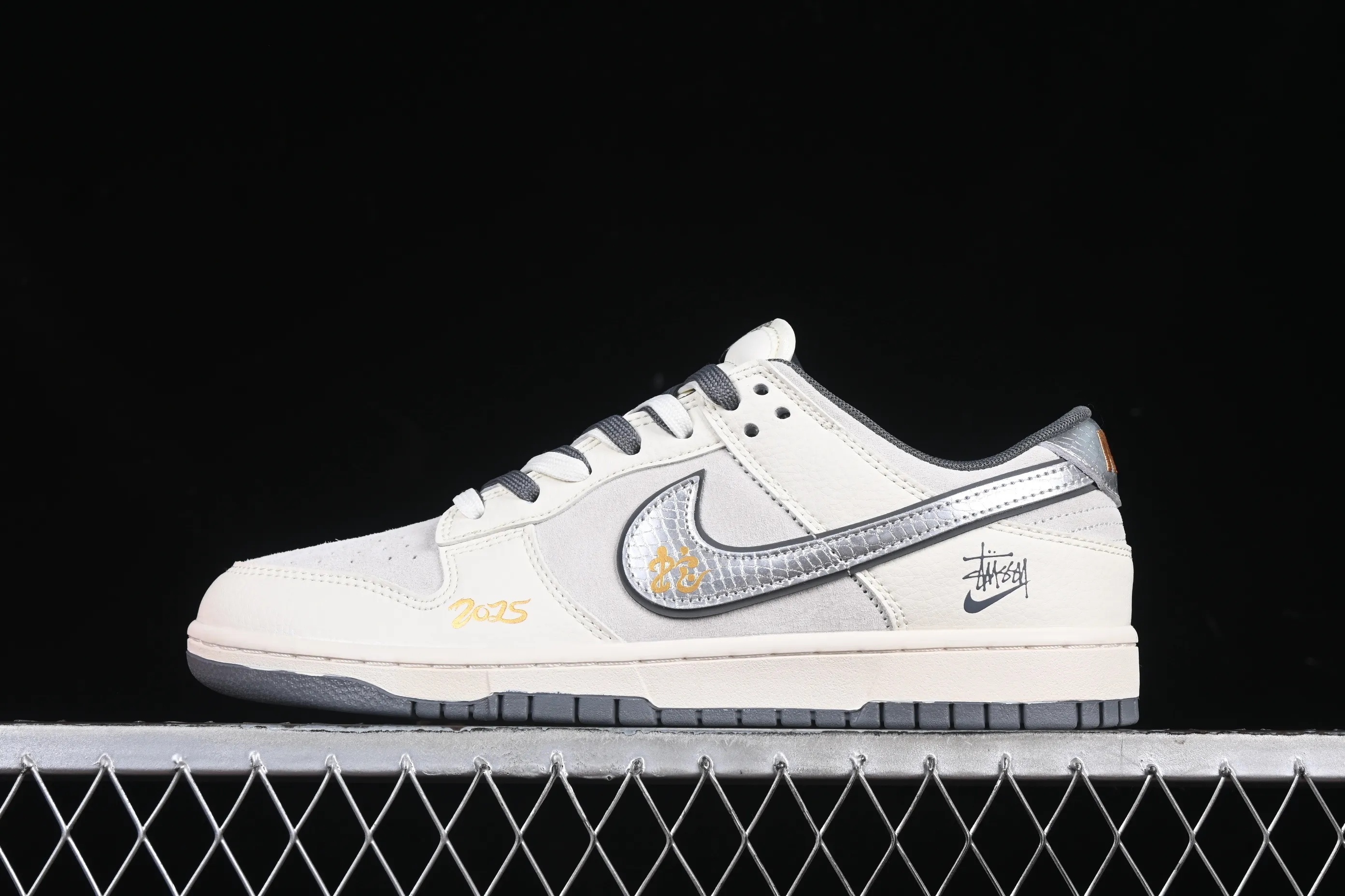 All Categories Nk SB Dunk Series Nk SB Dunk Low High-end Customized Low-top Shoes Nk SB Dunk Low Stussy Year of the Snake Co-branded Pig Eight Silver Hook Anniversary High-end Customized Low-top Casual Shoes DM6868-008